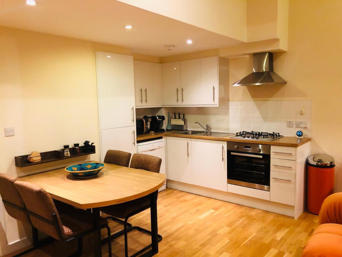 Appartamento 2 Bed 2 Bath With Private Parking Edimburgo Esterno foto