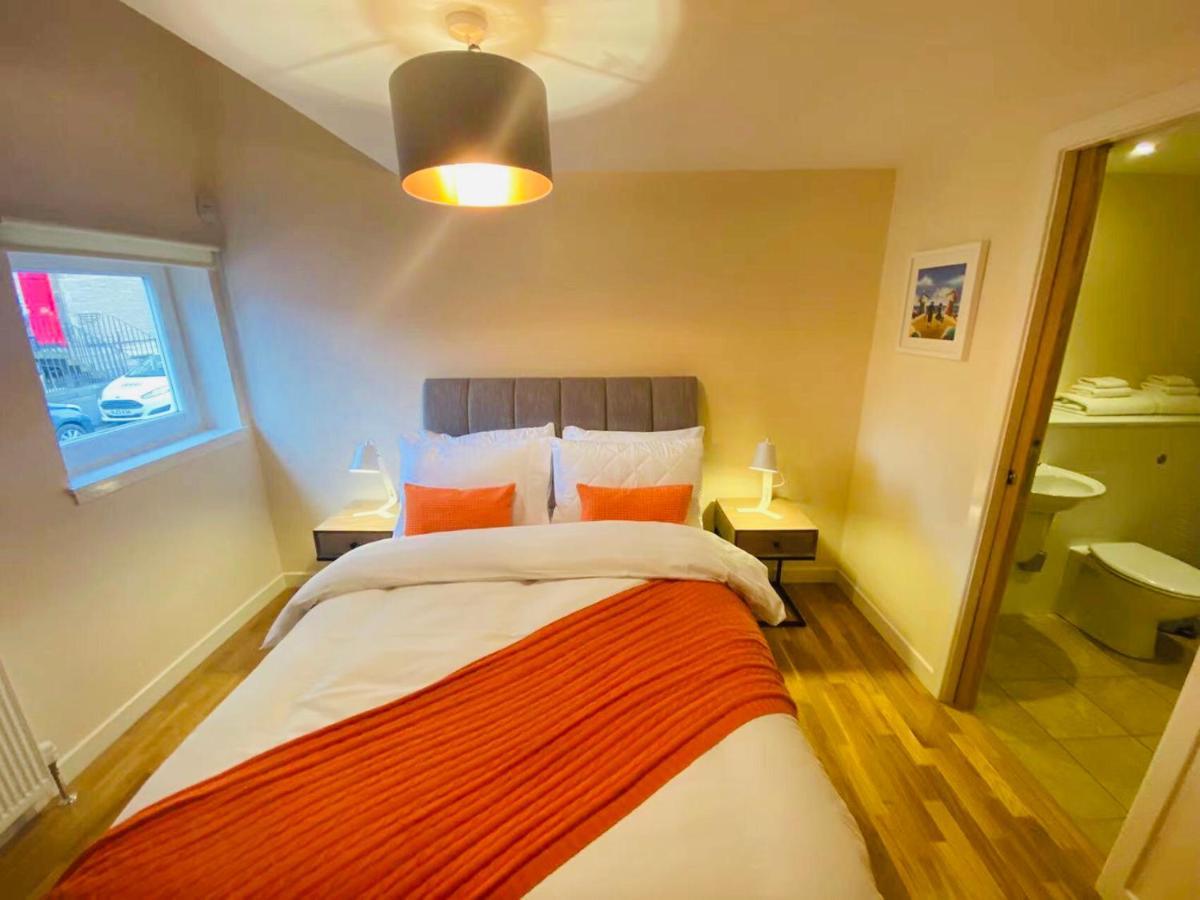 Appartamento 2 Bed 2 Bath With Private Parking Edimburgo Esterno foto